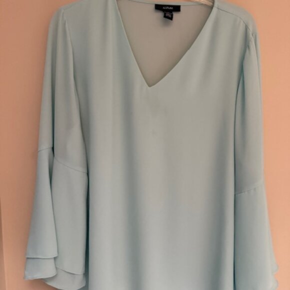 Beautiful ALFANI  Womens  Mint Green V-Neck Bell Sleeves Lined  Blouse - Size16 - Picture 1 of 5